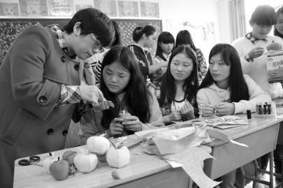 遂寧市職業技術學校教師正在教授學前教育專業的學生學習手工剪裁。