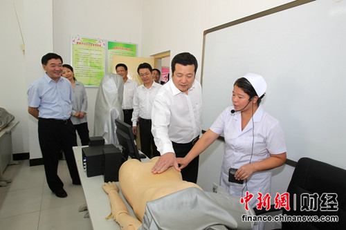 俞江林總裁參觀實訓基地。