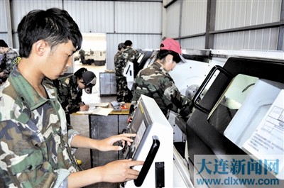 長興島職校數控專業的學生在實訓操作。